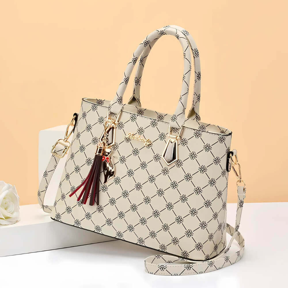 La collection Bella Nera incarne l’élégance à l’état pur. Avec son design chic et ses finitions soignées, ce sac à main noir élégant pour femme sublime votre tenue en toute circonstance. Léger, raffiné et pratique, il s’adapte à toutes vos journées avec s