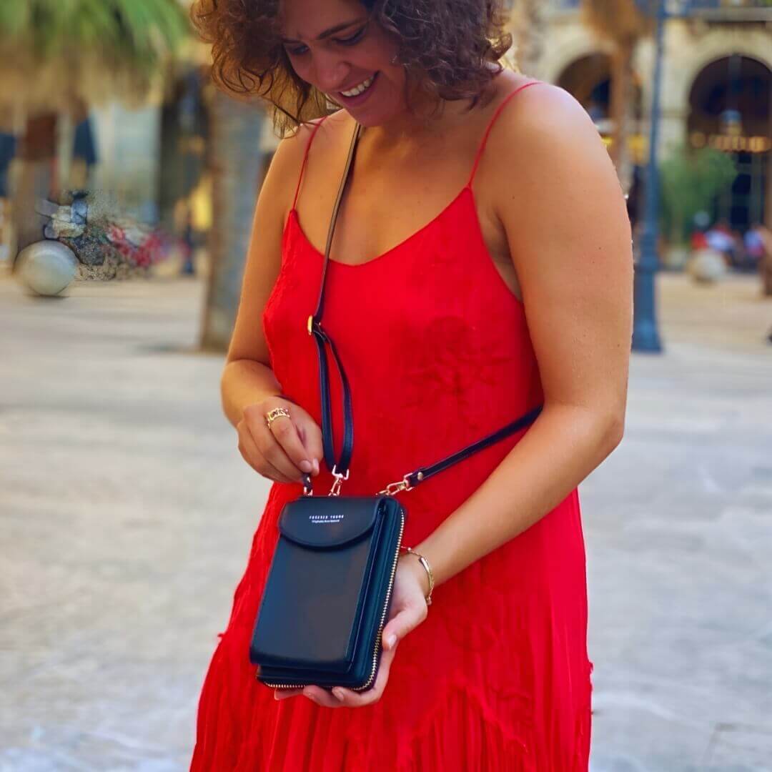 Le Serenity’Bag est le sac à main pour femme idéal : léger, fonctionnel et pensé pour vous accompagner partout. Son design épuré et intemporel s’harmonise avec toutes vos tenues, du look casual aux tenues les plus élégantes. Un allié de style qui allie co