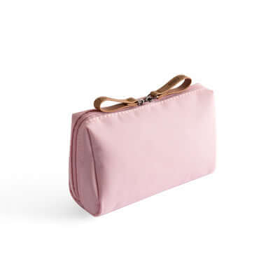 Découvrez la trousse de rangement qui été spécialement conçue par des expertes de la mode pratique et qui vous permettra d'organiser vos produits de beauté et de maquillage, en voyage comme à la maison.