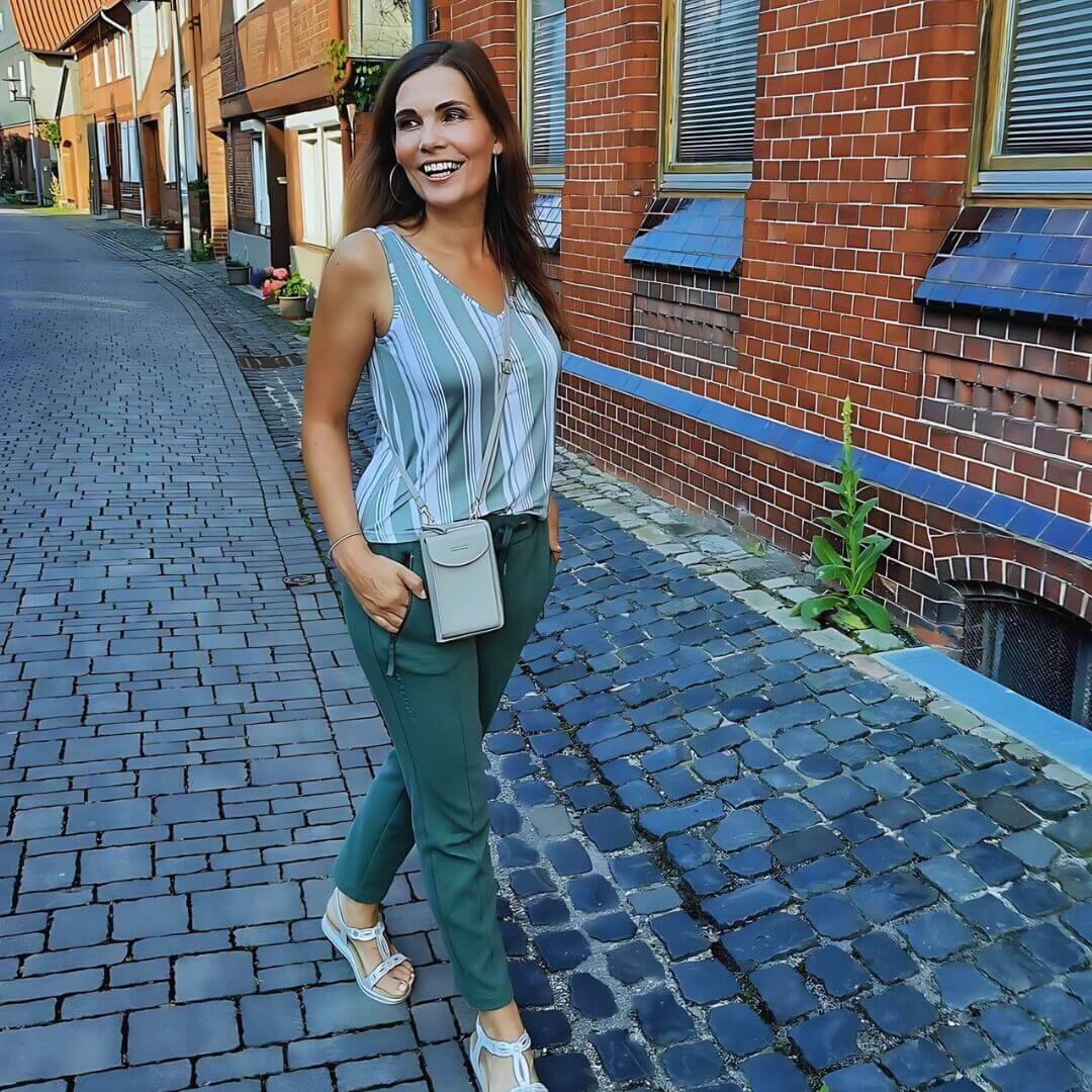 Le Serenity’Bag est le sac à main pour femme idéal : léger, fonctionnel et pensé pour vous accompagner partout. Son design épuré et intemporel s’harmonise avec toutes vos tenues, du look casual aux tenues les plus élégantes. Un allié de style qui allie confort et raffinement, sans jamais faire de compromis.