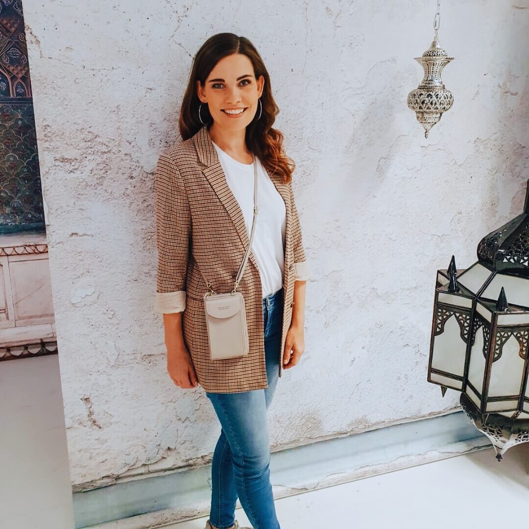 Le Serenity’Bag est le sac à main pour femme idéal : léger, fonctionnel et pensé pour vous accompagner partout. Son design épuré et intemporel s’harmonise avec toutes vos tenues, du look casual aux tenues les plus élégantes. Un allié de style qui allie confort et raffinement, sans jamais faire de compromis.