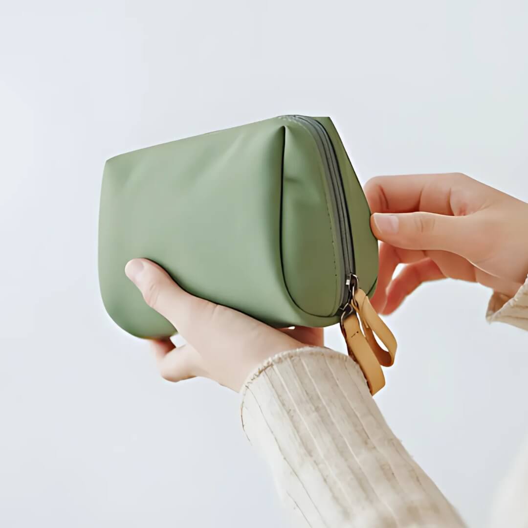 Découvrez la trousse de rangement qui été spécialement conçue par des expertes de la mode pratique et qui vous permettra d'organiser vos produits de beauté et de maquillage, en voyage comme à la maison.