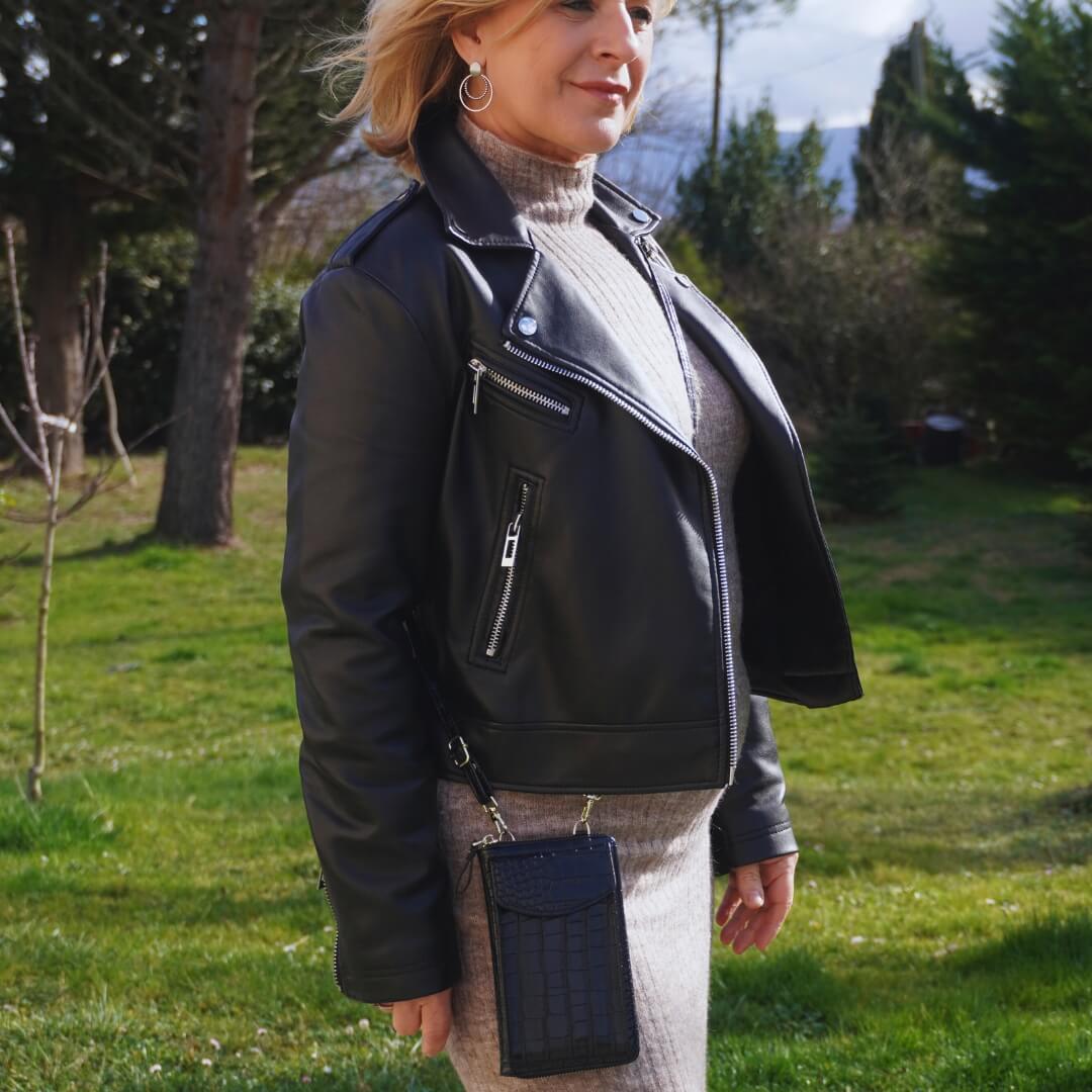 Le Serenity’Bag est le sac à main pour femme idéal : léger, fonctionnel et pensé pour vous accompagner partout. Son design épuré et intemporel s’harmonise avec toutes vos tenues, du look casual aux tenues les plus élégantes. Un allié de style qui allie confort et raffinement, sans jamais faire de compromis.