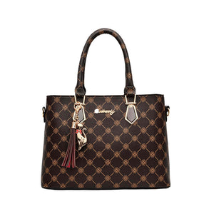 La collection Bella Nera incarne l’élégance à l’état pur. Avec son design chic et ses finitions soignées, ce sac à main noir élégant pour femme sublime votre tenue en toute circonstance. Léger, raffiné et pratique, il s’adapte à toutes vos journées avec s