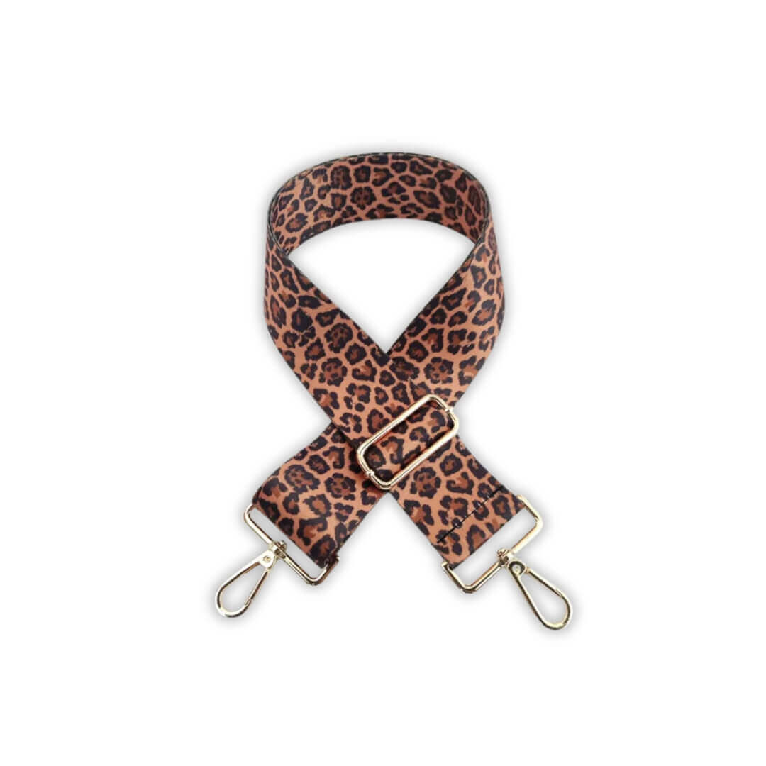 La Serenity'Sling, une sangle bandoulière parfaite pour votre sac à main. Fabriquée en nylon recyclé, elle est polyvalente, ajustable et robuste. Découvrez plus de 14 couleurs différentes dont des versions léopard.