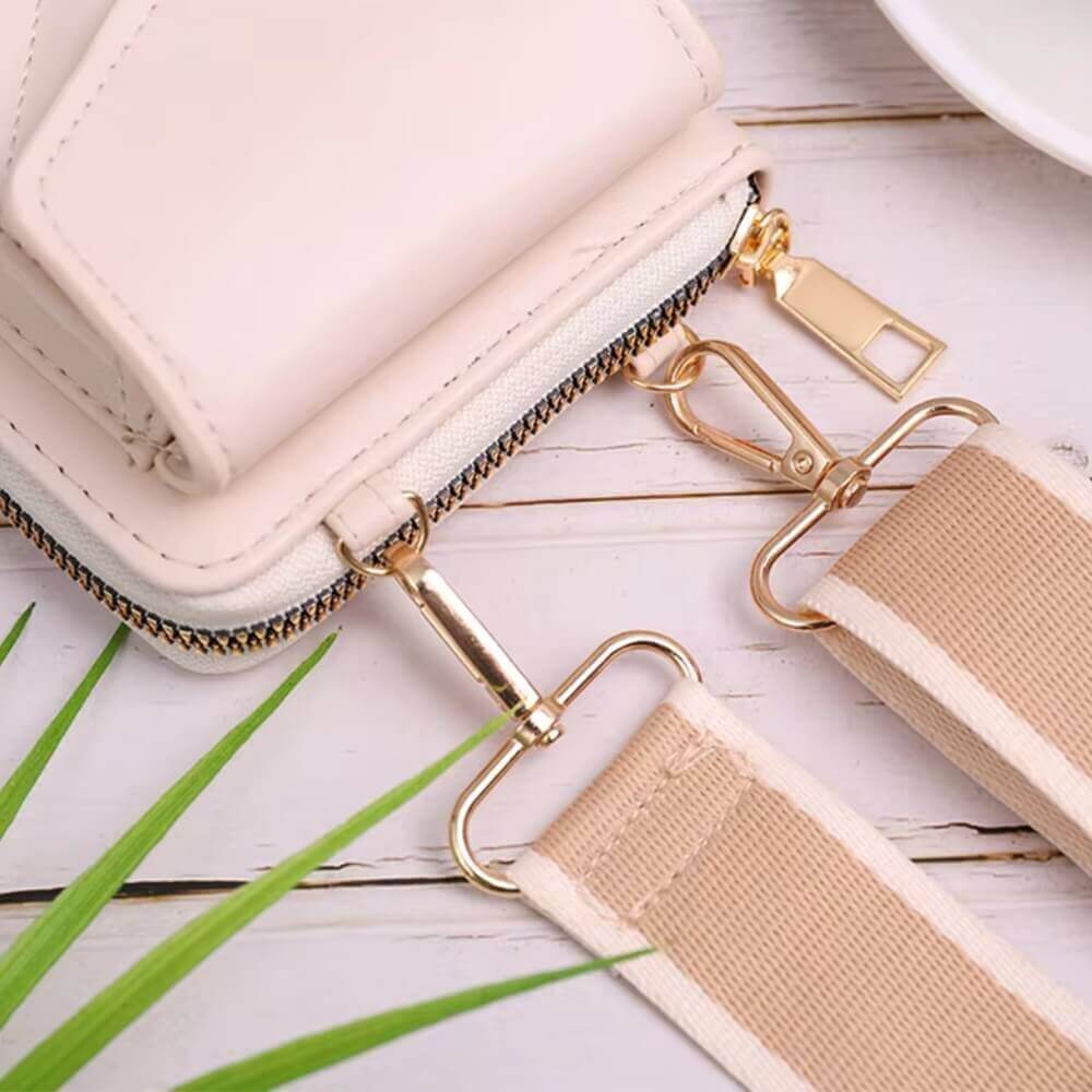 Le Serenity’Bag Édition Élégance est l’accessoire idéal pour celles qui veulent briller avec élégance. Orné de délicates perles façon diamant, ce sac à main tendance pour femme allie glamour, légèreté et praticité. Parfait pour illuminer vos tenues du quo