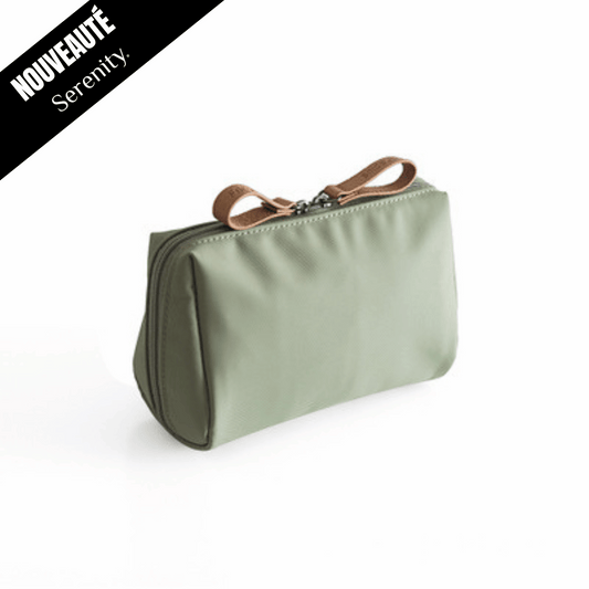 Découvrez la trousse de rangement qui été spécialement conçue par des expertes de la mode pratique et qui vous permettra d'organiser vos produits de beauté et de maquillage, en voyage comme à la maison.