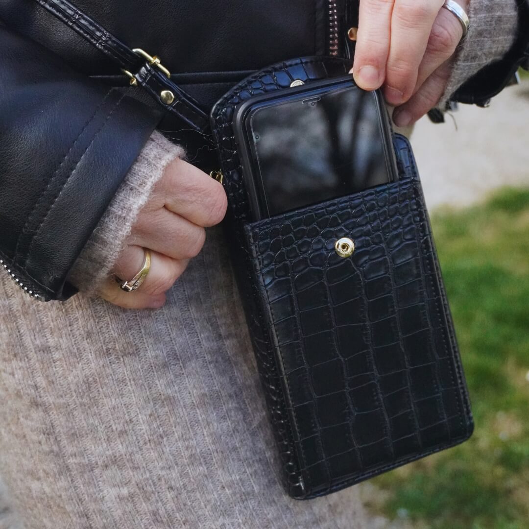 Le Serenity’Bag est le sac à main pour femme idéal : léger, fonctionnel et pensé pour vous accompagner partout. Son design épuré et intemporel s’harmonise avec toutes vos tenues, du look casual aux tenues les plus élégantes. Un allié de style qui allie confort et raffinement, sans jamais faire de compromis.